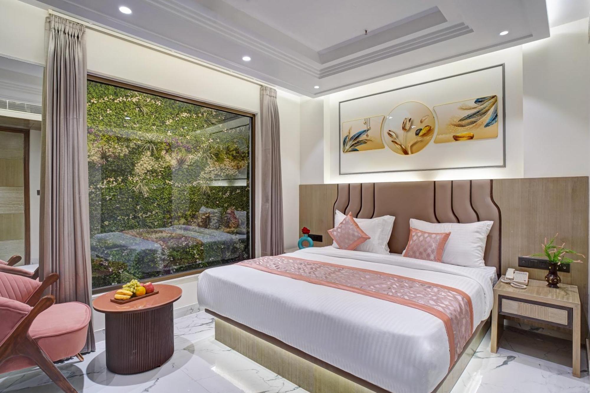 Newly Built Gold The Royal With Rooftop Restaurant - 2Mins Walk From New Delhi Rail Station & 5Mins From Connaught Place Екстериор снимка