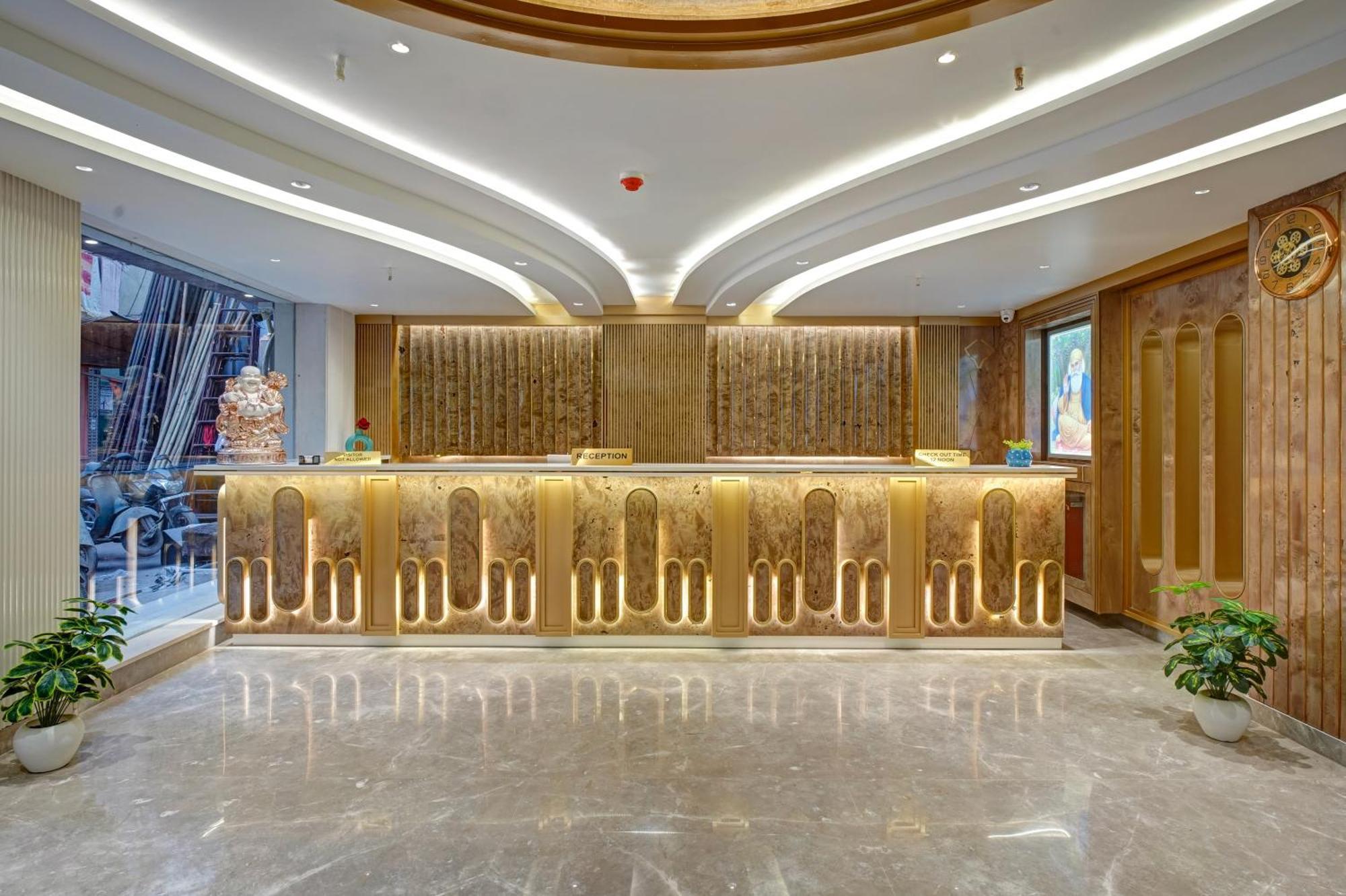 Newly Built Gold The Royal With Rooftop Restaurant - 2Mins Walk From New Delhi Rail Station & 5Mins From Connaught Place Екстериор снимка