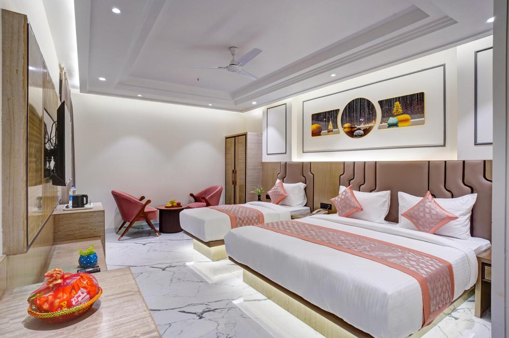 Newly Built Gold The Royal With Rooftop Restaurant - 2Mins Walk From New Delhi Rail Station & 5Mins From Connaught Place Екстериор снимка