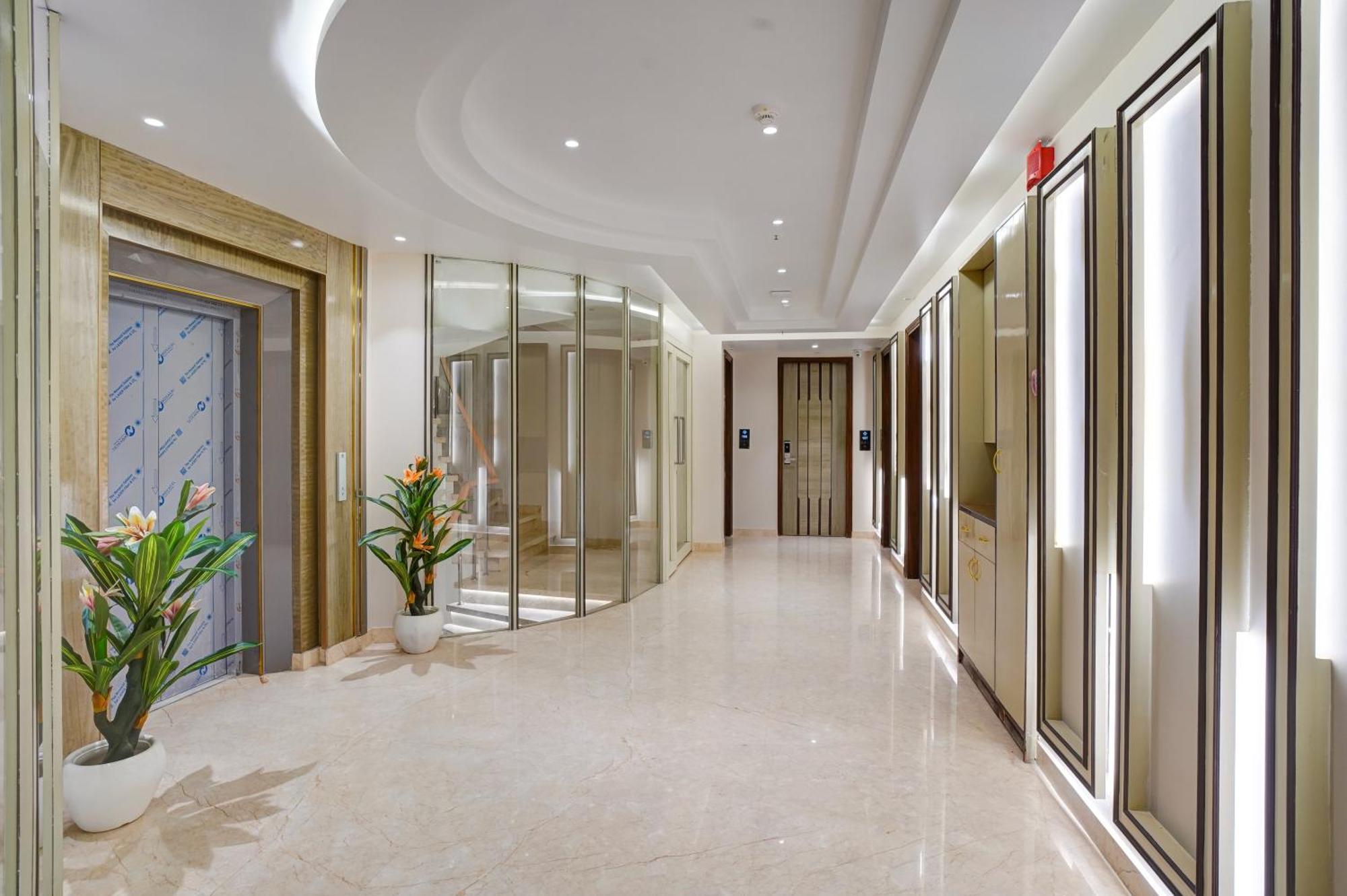 Newly Built Gold The Royal With Rooftop Restaurant - 2Mins Walk From New Delhi Rail Station & 5Mins From Connaught Place Екстериор снимка