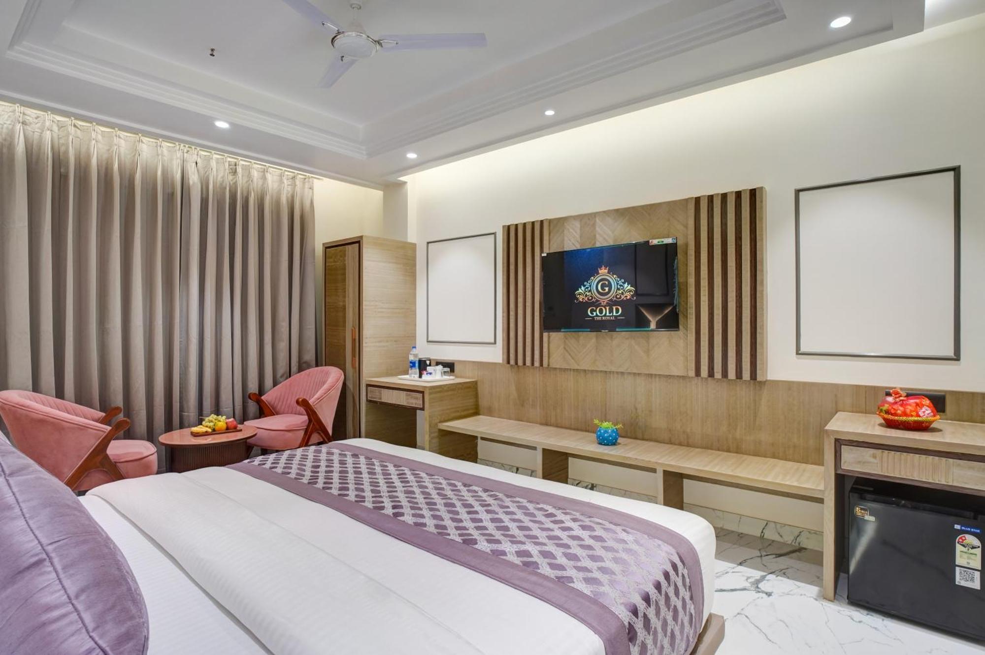 Newly Built Gold The Royal With Rooftop Restaurant - 2Mins Walk From New Delhi Rail Station & 5Mins From Connaught Place Екстериор снимка