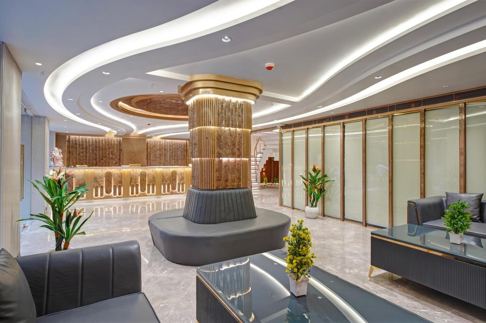 Newly Built Gold The Royal With Rooftop Restaurant - 2Mins Walk From New Delhi Rail Station & 5Mins From Connaught Place Екстериор снимка