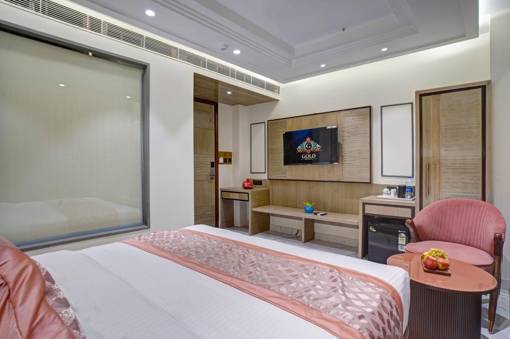 Newly Built Gold The Royal With Rooftop Restaurant - 2Mins Walk From New Delhi Rail Station & 5Mins From Connaught Place Екстериор снимка