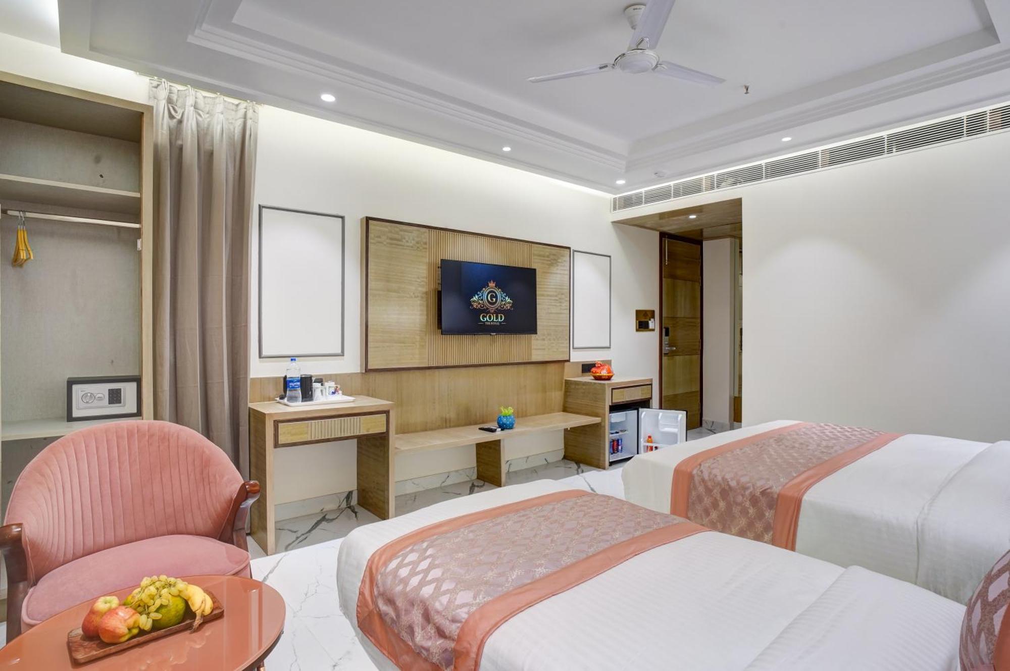 Newly Built Gold The Royal With Rooftop Restaurant - 2Mins Walk From New Delhi Rail Station & 5Mins From Connaught Place Екстериор снимка