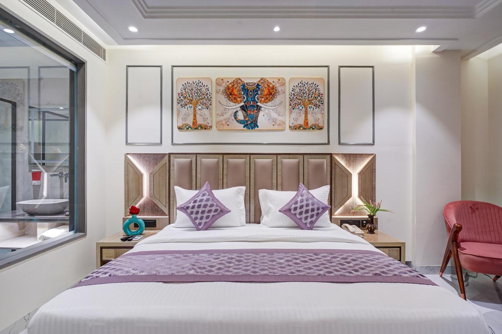 Newly Built Gold The Royal With Rooftop Restaurant - 2Mins Walk From New Delhi Rail Station & 5Mins From Connaught Place Екстериор снимка
