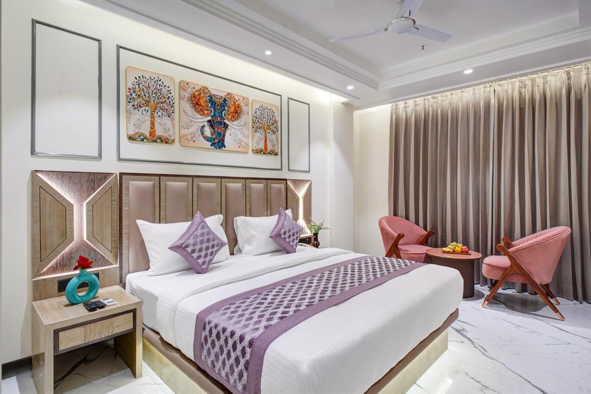 Newly Built Gold The Royal With Rooftop Restaurant - 2Mins Walk From New Delhi Rail Station & 5Mins From Connaught Place Екстериор снимка