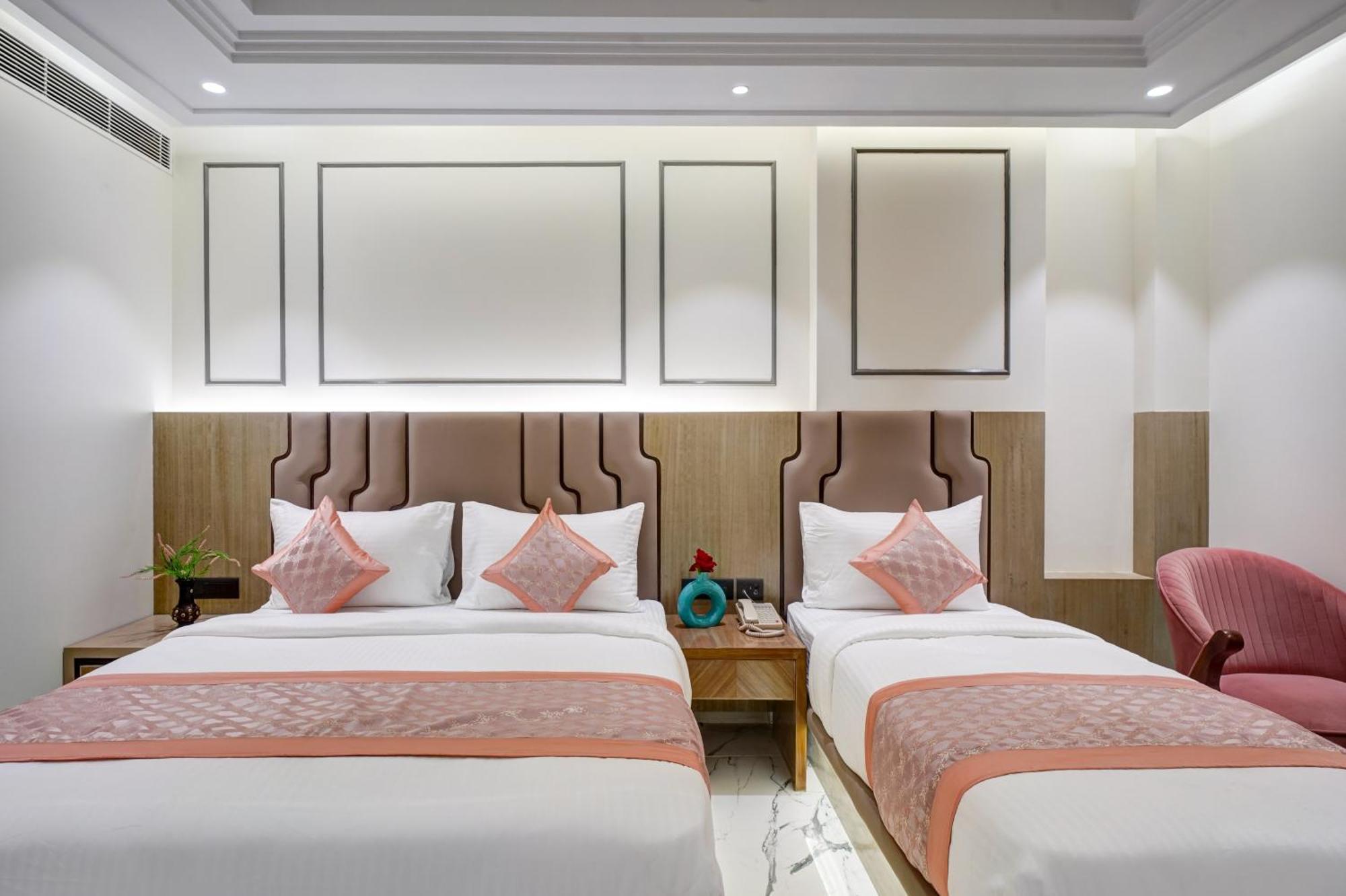 Newly Built Gold The Royal With Rooftop Restaurant - 2Mins Walk From New Delhi Rail Station & 5Mins From Connaught Place Екстериор снимка