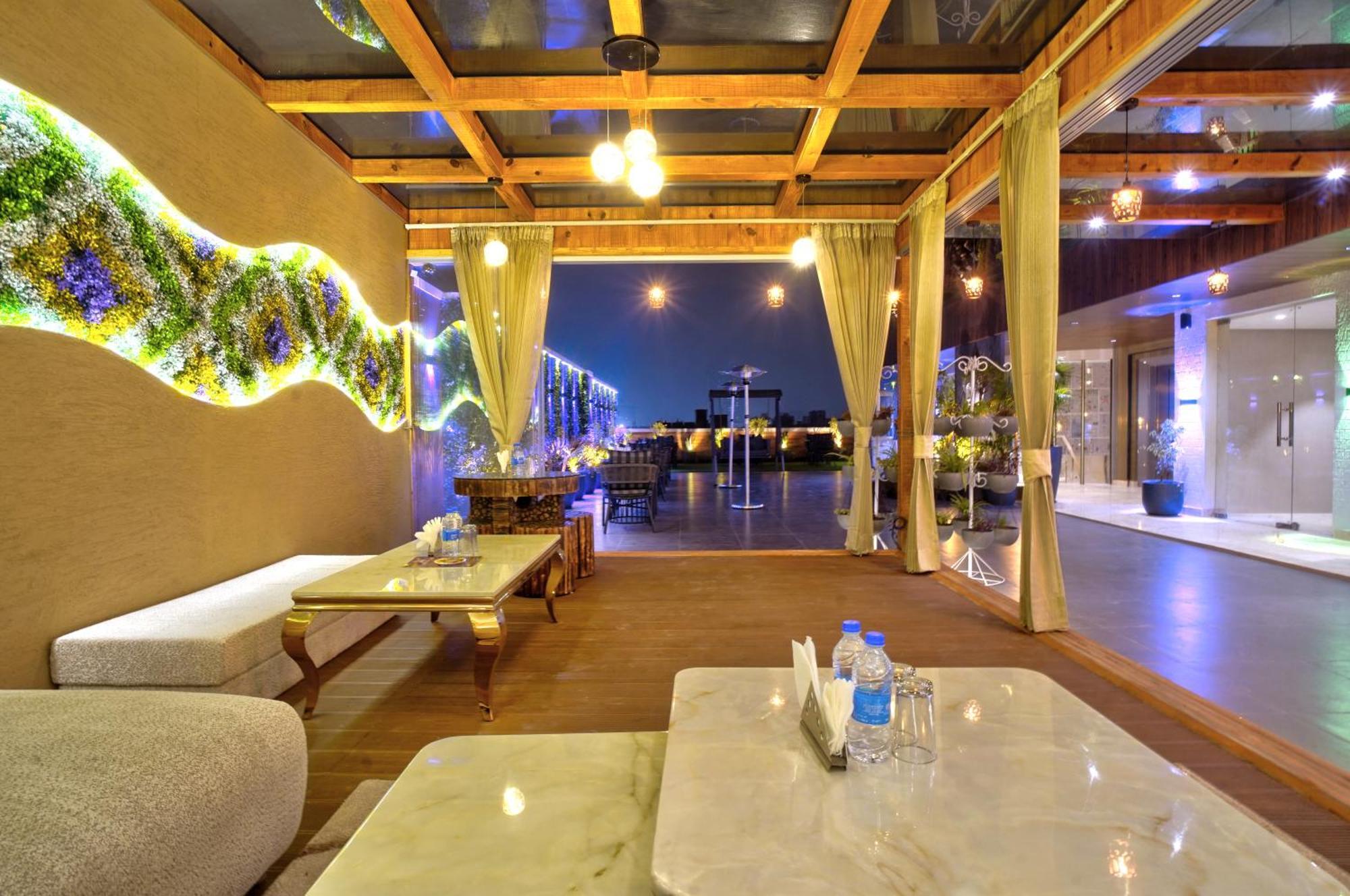 Newly Built Gold The Royal With Rooftop Restaurant - 2Mins Walk From New Delhi Rail Station & 5Mins From Connaught Place Екстериор снимка