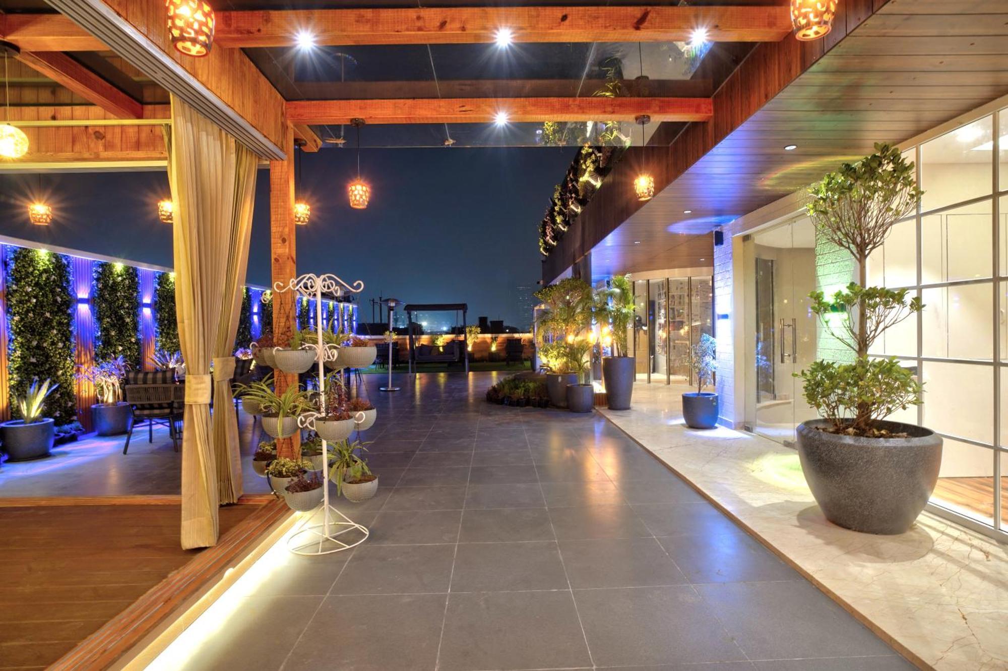 Newly Built Gold The Royal With Rooftop Restaurant - 2Mins Walk From New Delhi Rail Station & 5Mins From Connaught Place Екстериор снимка