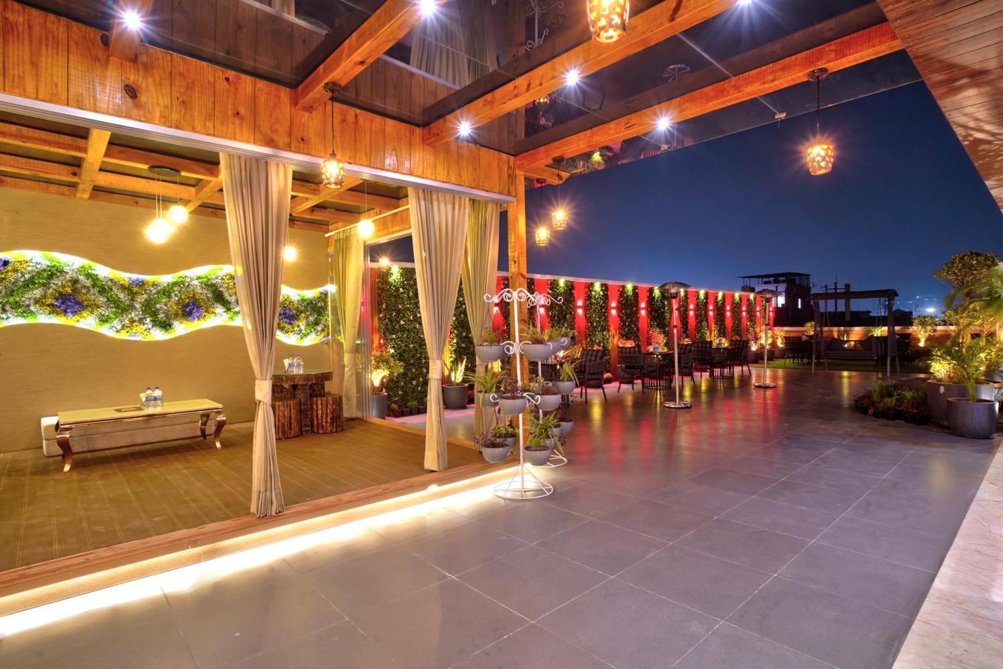 Newly Built Gold The Royal With Rooftop Restaurant - 2Mins Walk From New Delhi Rail Station & 5Mins From Connaught Place Екстериор снимка