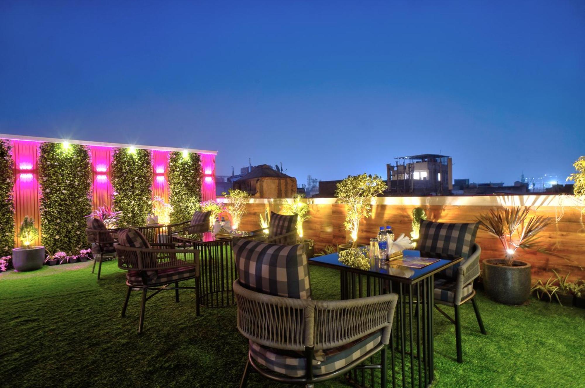 Newly Built Gold The Royal With Rooftop Restaurant - 2Mins Walk From New Delhi Rail Station & 5Mins From Connaught Place Екстериор снимка
