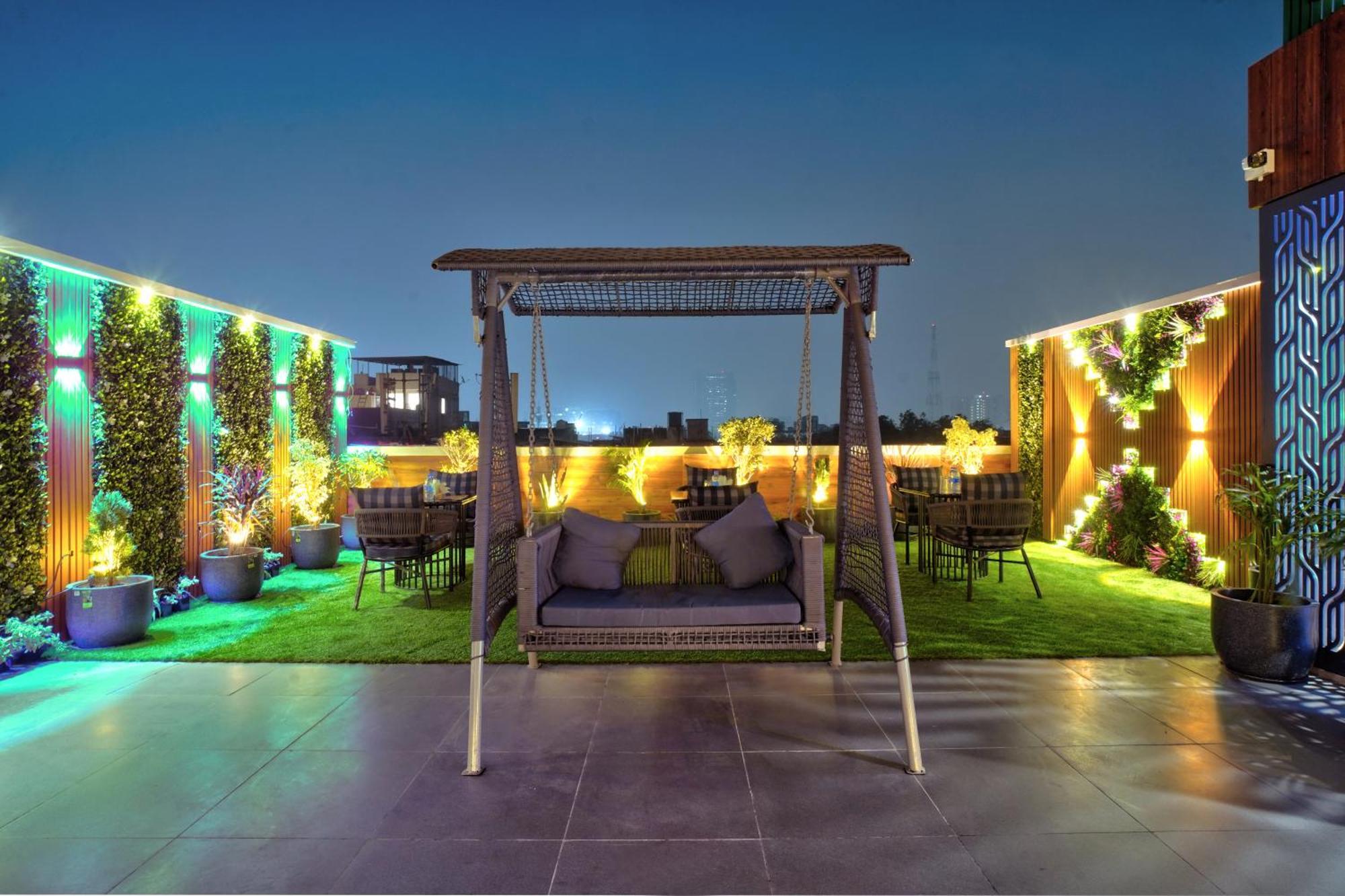 Newly Built Gold The Royal With Rooftop Restaurant - 2Mins Walk From New Delhi Rail Station & 5Mins From Connaught Place Екстериор снимка