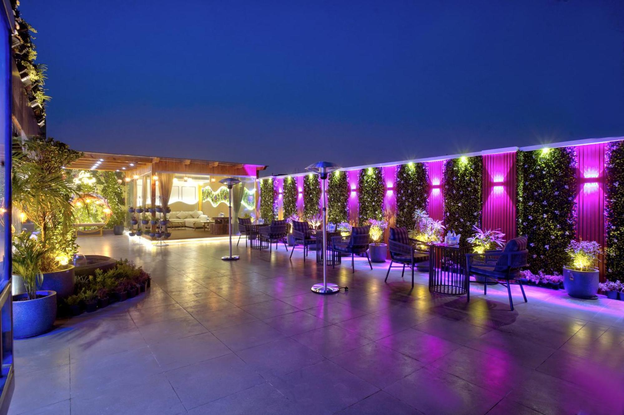 Newly Built Gold The Royal With Rooftop Restaurant - 2Mins Walk From New Delhi Rail Station & 5Mins From Connaught Place Екстериор снимка