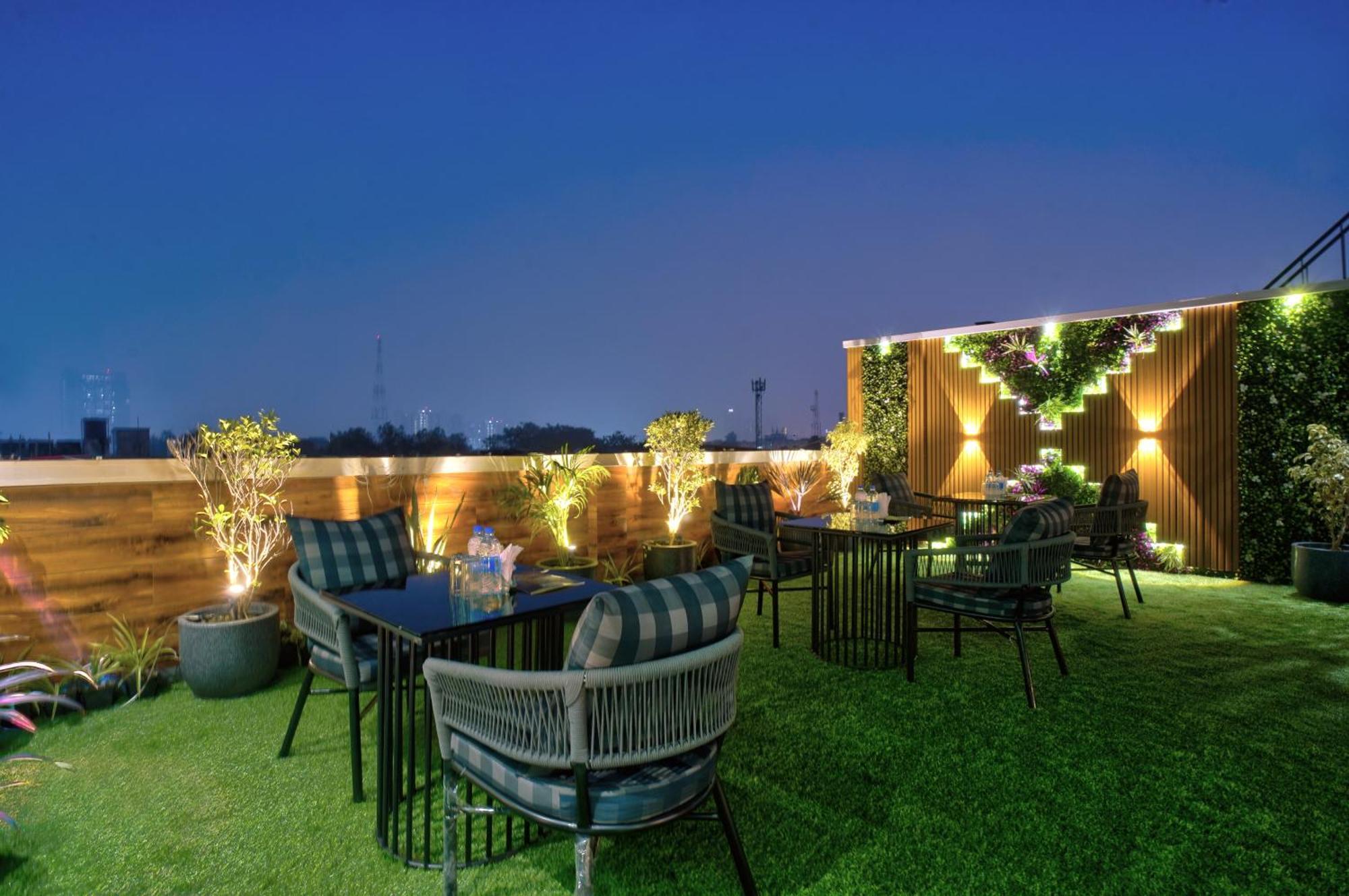 Newly Built Gold The Royal With Rooftop Restaurant - 2Mins Walk From New Delhi Rail Station & 5Mins From Connaught Place Екстериор снимка