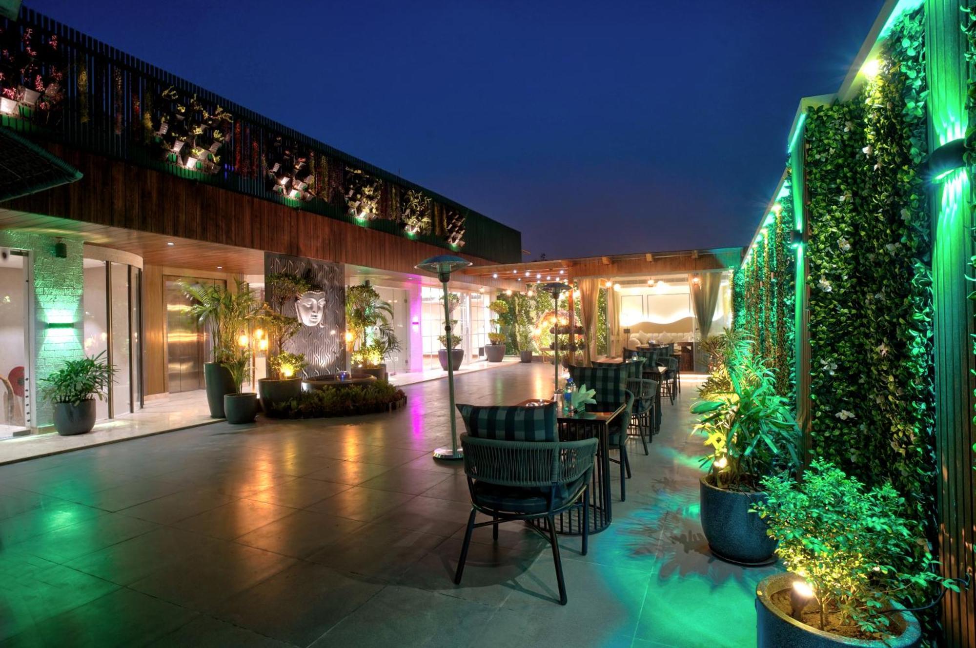 Newly Built Gold The Royal With Rooftop Restaurant - 2Mins Walk From New Delhi Rail Station & 5Mins From Connaught Place Екстериор снимка