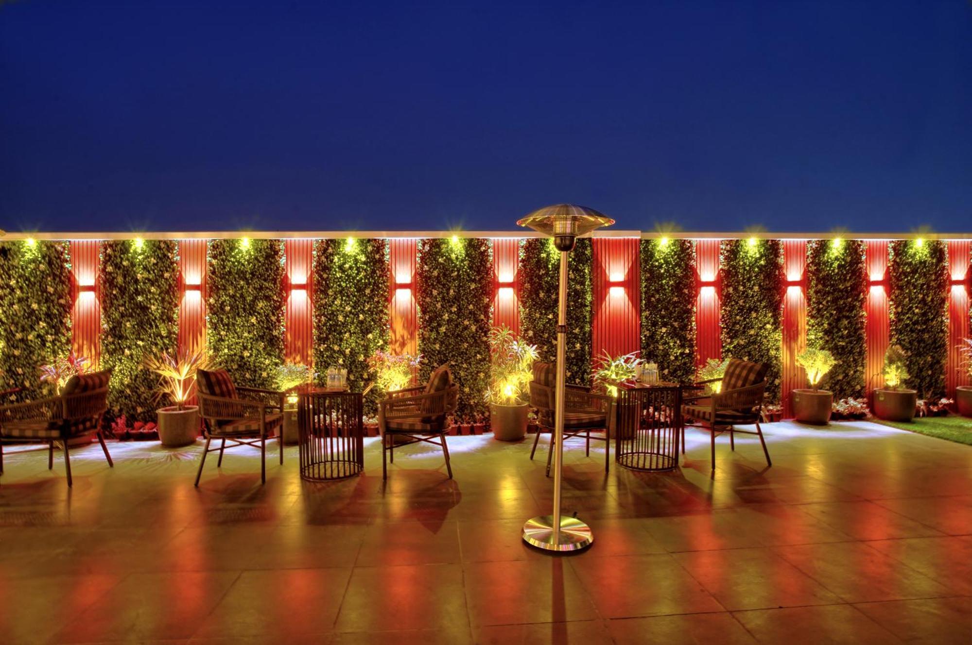 Newly Built Gold The Royal With Rooftop Restaurant - 2Mins Walk From New Delhi Rail Station & 5Mins From Connaught Place Екстериор снимка