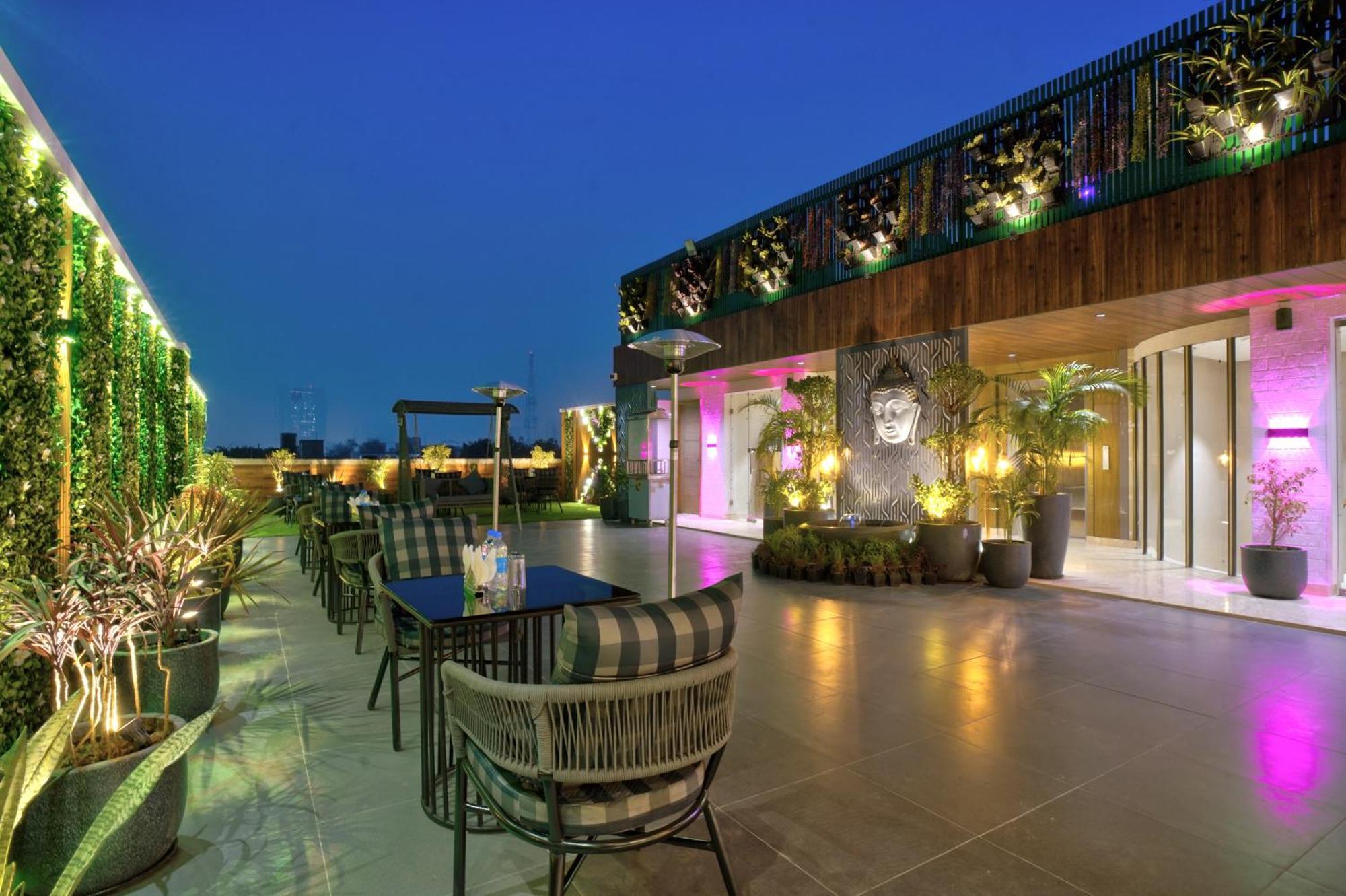 Newly Built Gold The Royal With Rooftop Restaurant - 2Mins Walk From New Delhi Rail Station & 5Mins From Connaught Place Екстериор снимка