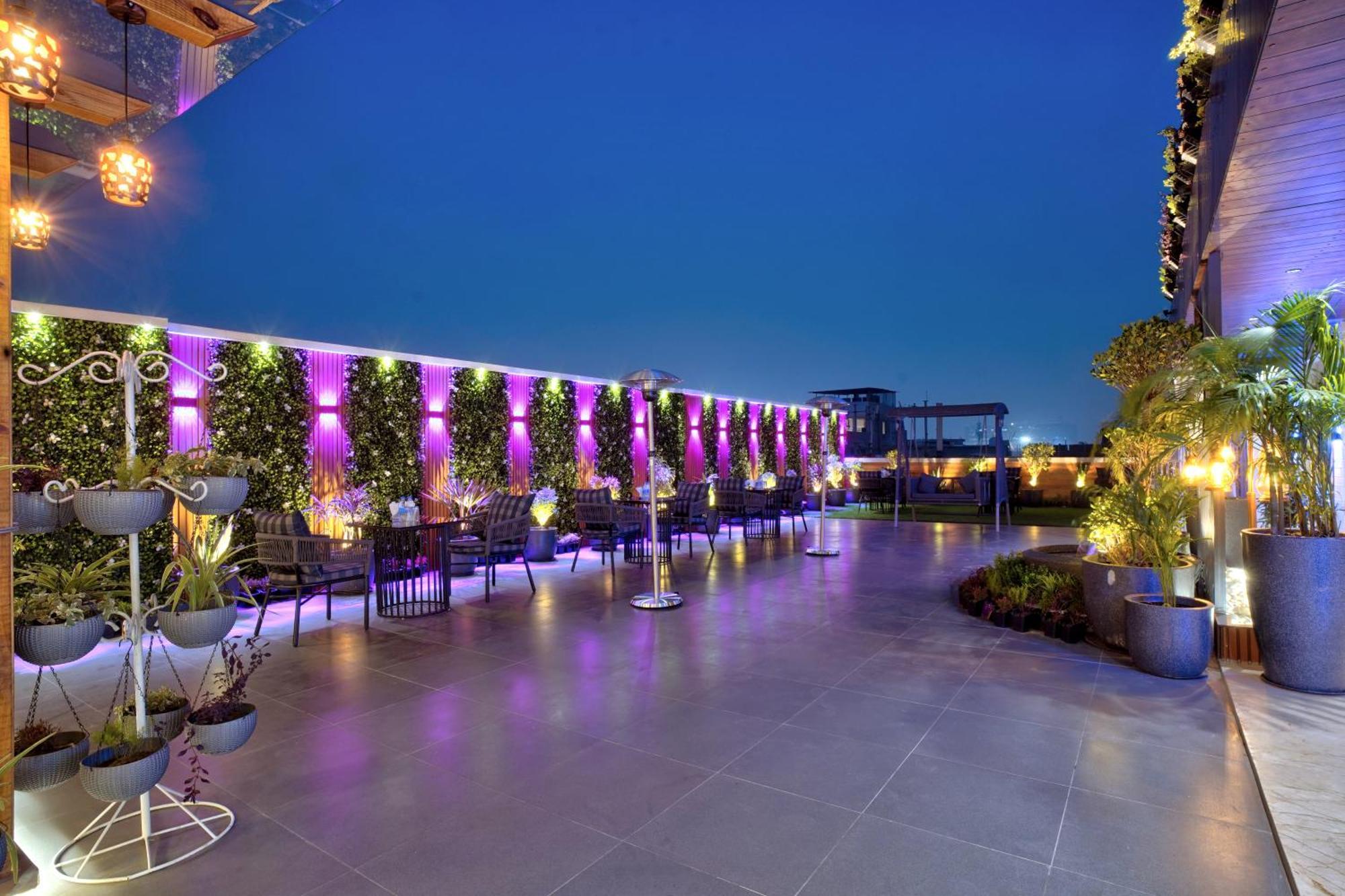 Newly Built Gold The Royal With Rooftop Restaurant - 2Mins Walk From New Delhi Rail Station & 5Mins From Connaught Place Екстериор снимка