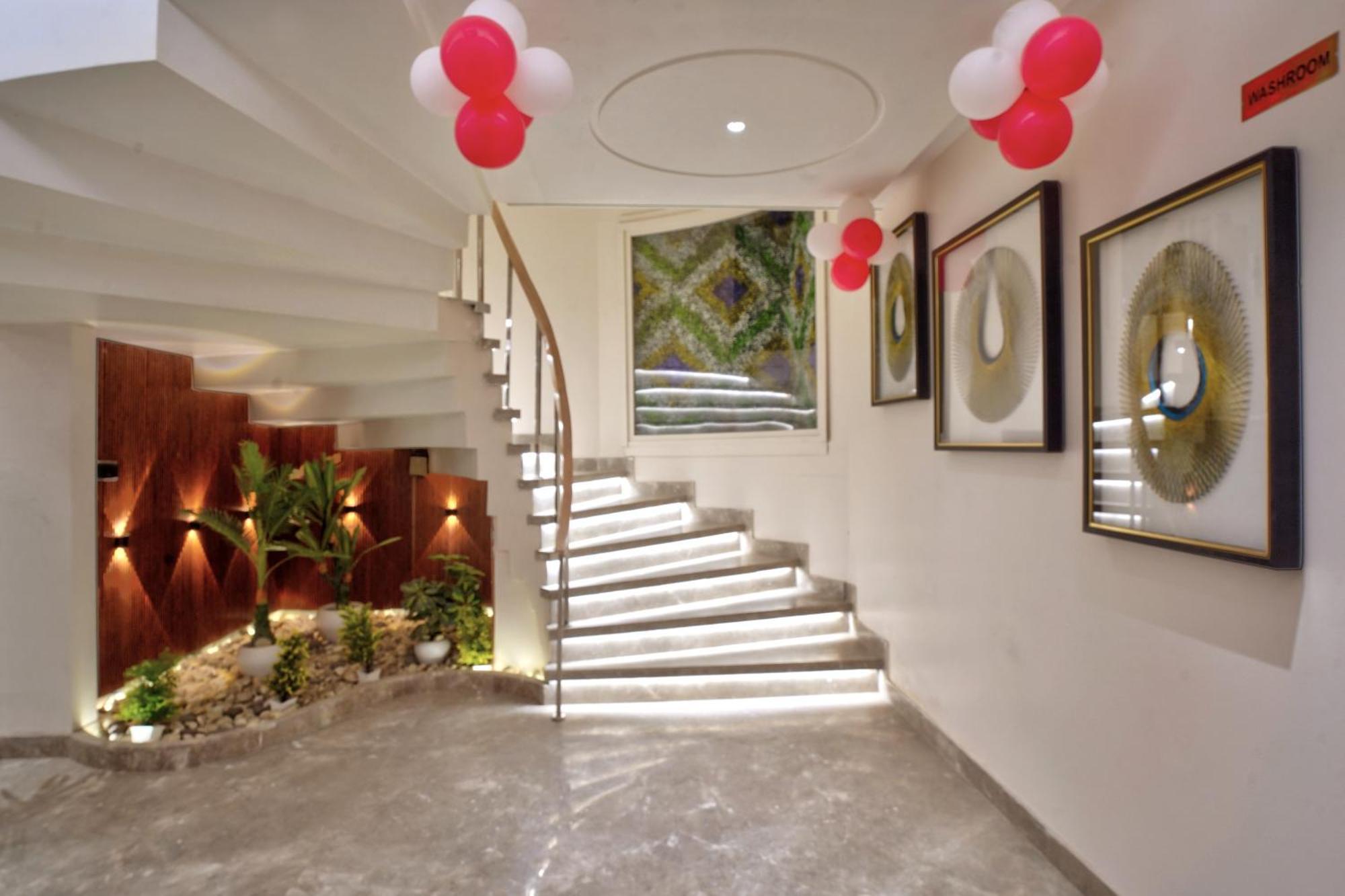Newly Built Gold The Royal With Rooftop Restaurant - 2Mins Walk From New Delhi Rail Station & 5Mins From Connaught Place Екстериор снимка