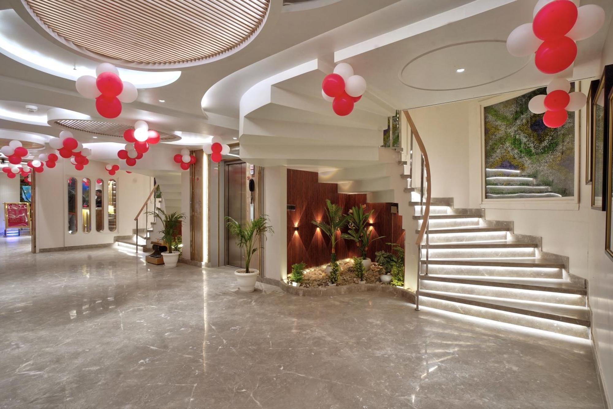 Newly Built Gold The Royal With Rooftop Restaurant - 2Mins Walk From New Delhi Rail Station & 5Mins From Connaught Place Екстериор снимка