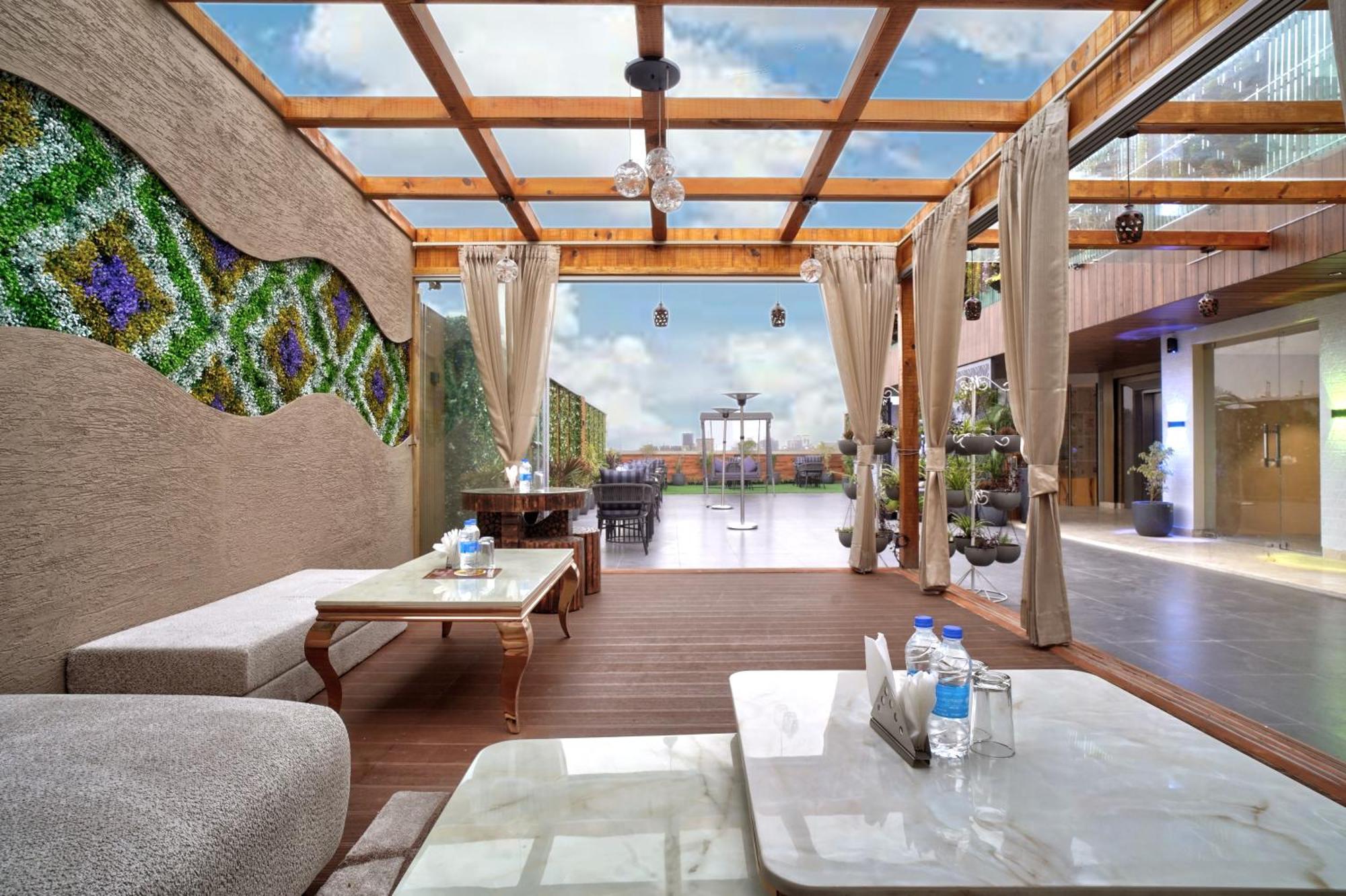 Newly Built Gold The Royal With Rooftop Restaurant - 2Mins Walk From New Delhi Rail Station & 5Mins From Connaught Place Екстериор снимка