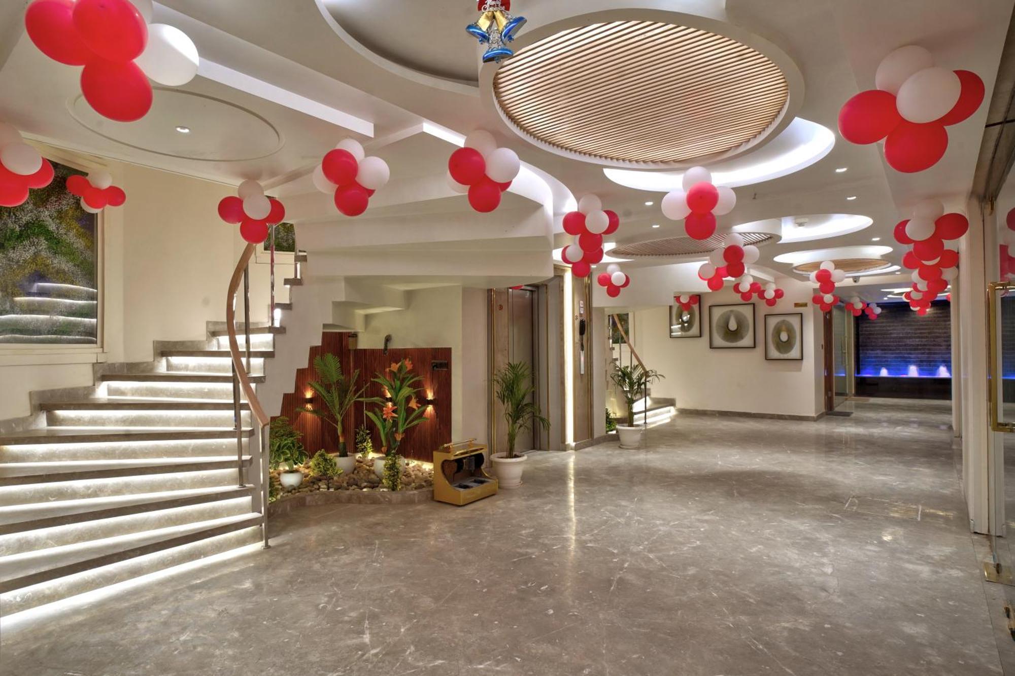 Newly Built Gold The Royal With Rooftop Restaurant - 2Mins Walk From New Delhi Rail Station & 5Mins From Connaught Place Екстериор снимка