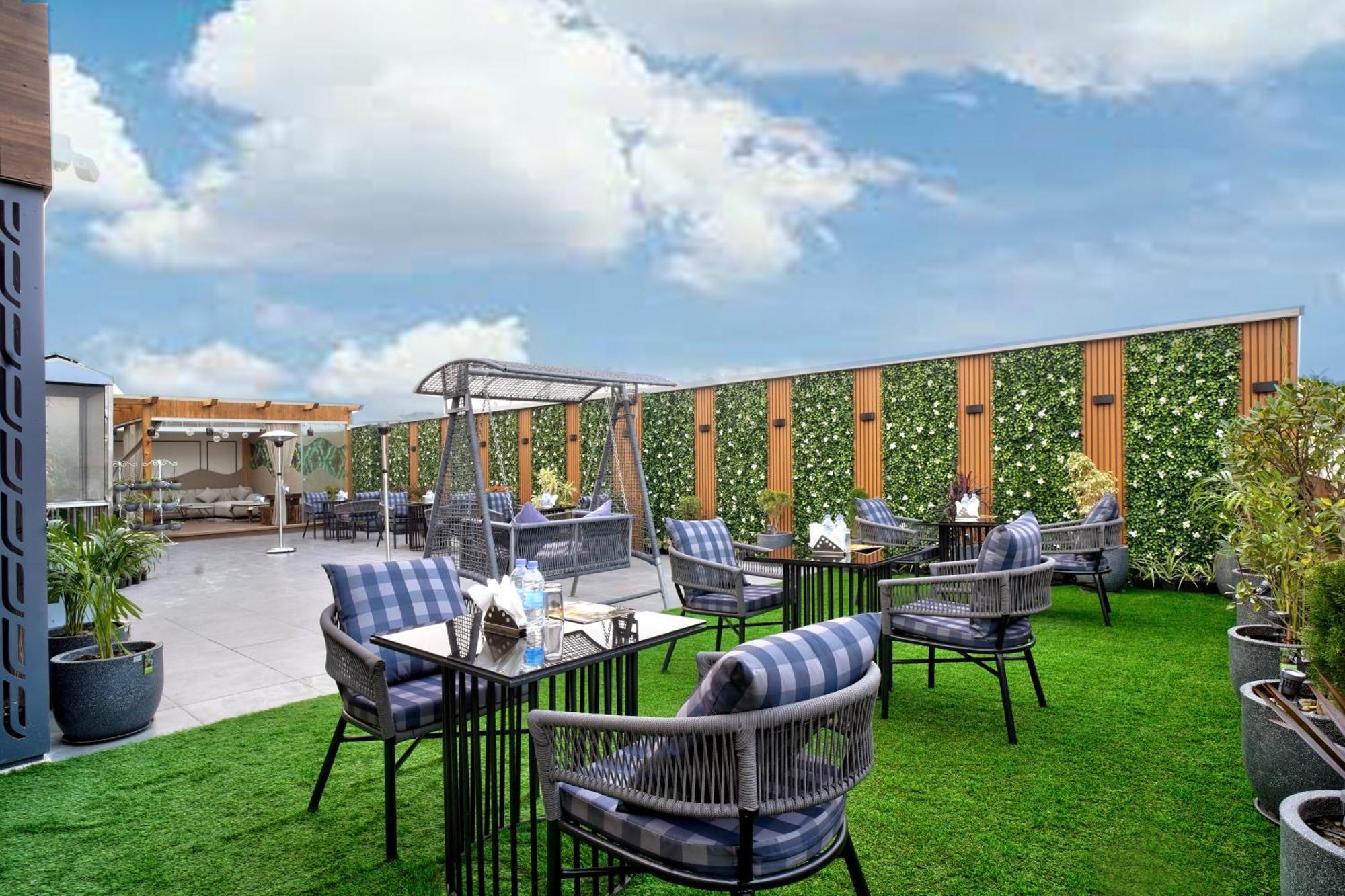 Newly Built Gold The Royal With Rooftop Restaurant - 2Mins Walk From New Delhi Rail Station & 5Mins From Connaught Place Екстериор снимка