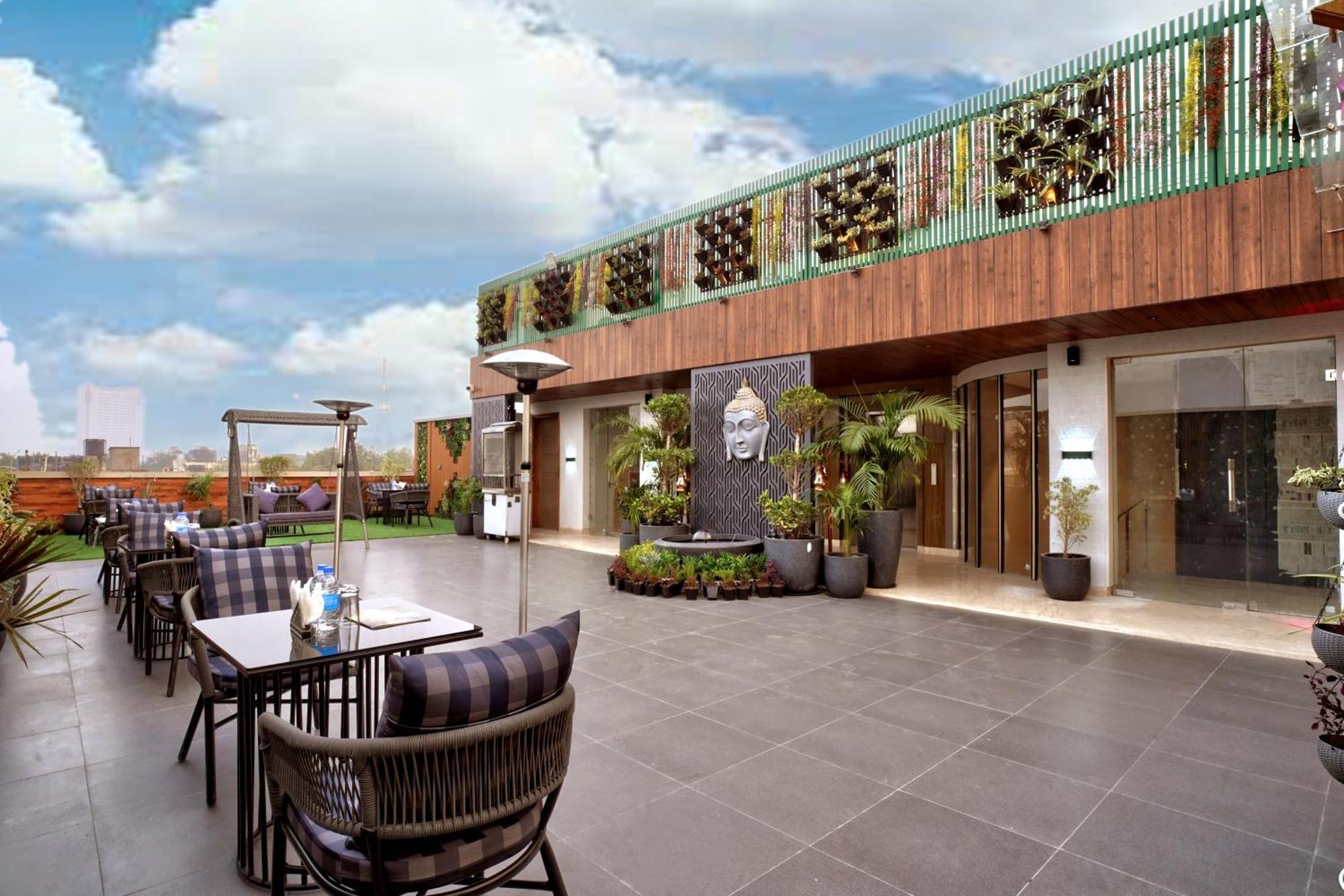 Newly Built Gold The Royal With Rooftop Restaurant - 2Mins Walk From New Delhi Rail Station & 5Mins From Connaught Place Екстериор снимка