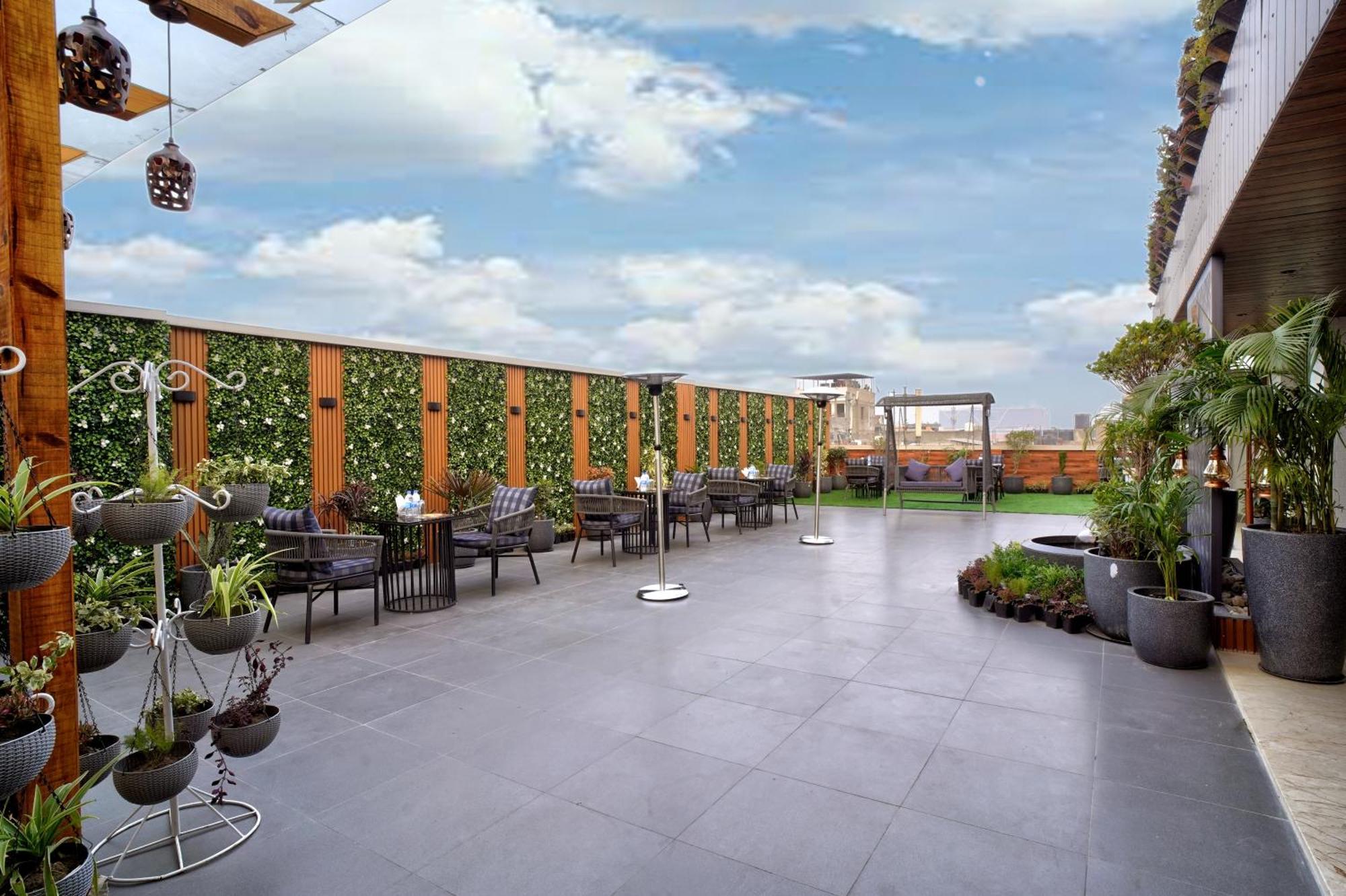 Newly Built Gold The Royal With Rooftop Restaurant - 2Mins Walk From New Delhi Rail Station & 5Mins From Connaught Place Екстериор снимка